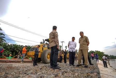 UPT Serentak Perbaiki Jalan Rusak, Gubri Syamsuar Tinjau Perbaikan Ruas Jalan Inhu-Inhil